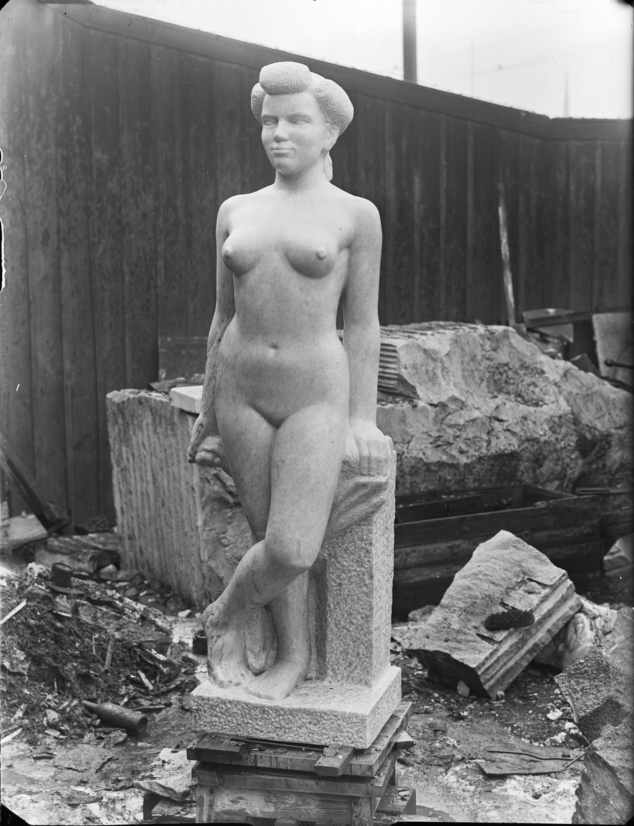 Skulptur av skulptören Bror Marklund
Stående naken kvinna