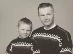 Portrett av far og sønn i lik genser
