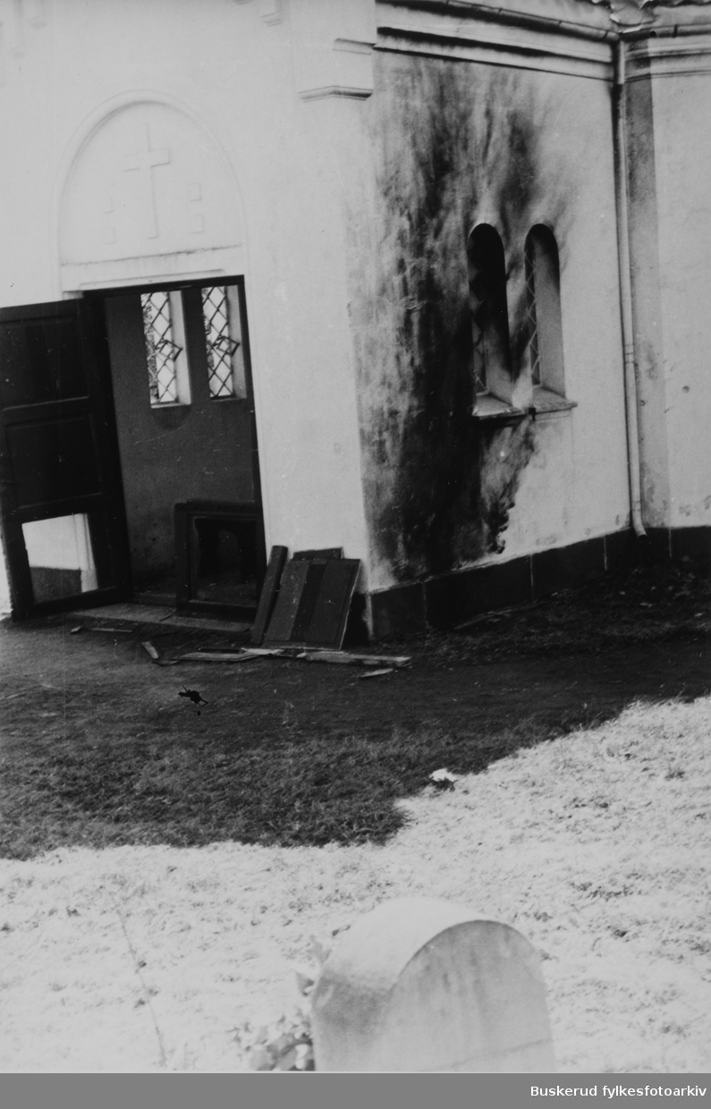 Norderhov kirke og gravkapell vle beskutt av tyskerne i aprildagene 1940