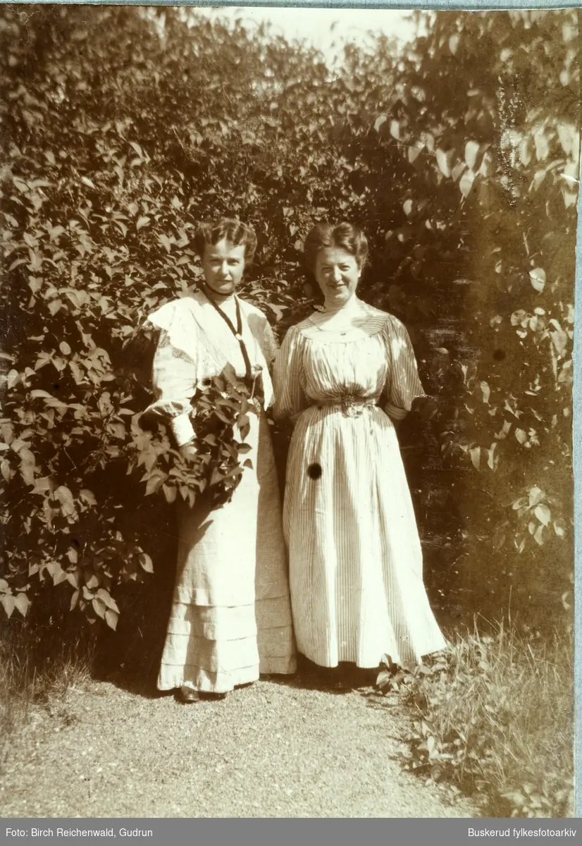 to kvinner i prestegårdshagen

Album etter Gudrun Birch Reichenwald og Olof Ludvig Jenssen født 29. juli 1886 i Vikna, død 29. juli 1975 


fra Album postiv