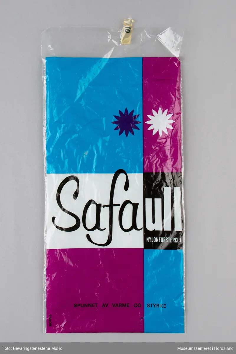 Svart Safa knestrømpe i ull/nylon, str. 9 1/2. Pakka i plastemballasje med blomsterdekor og blå og lilla fargefelt.

