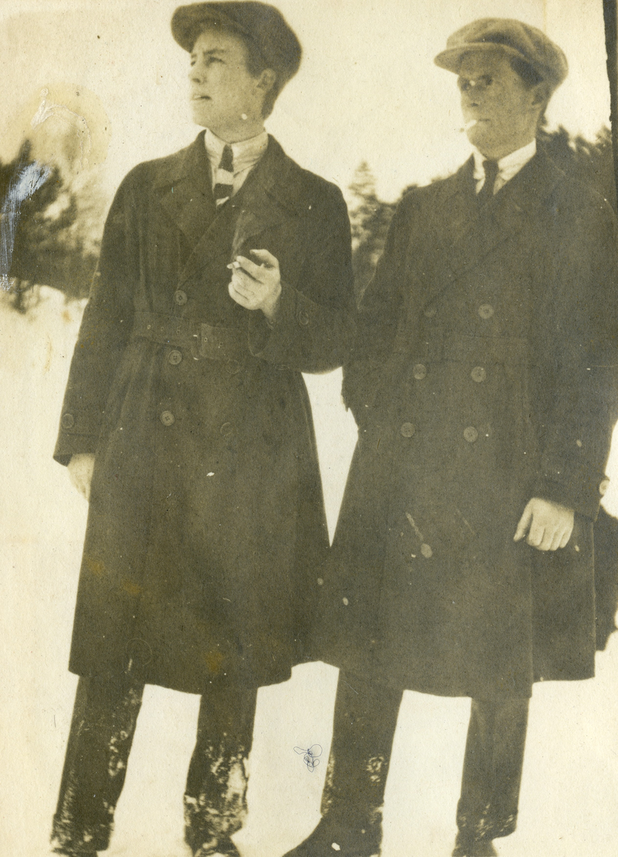 Flygeren løytnant Niels Hellesen og flymekanikeren Alfred Sunde.