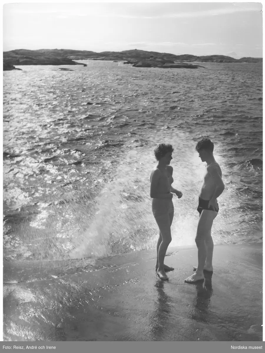 Ett par står på stranden vid havet i Smögen.