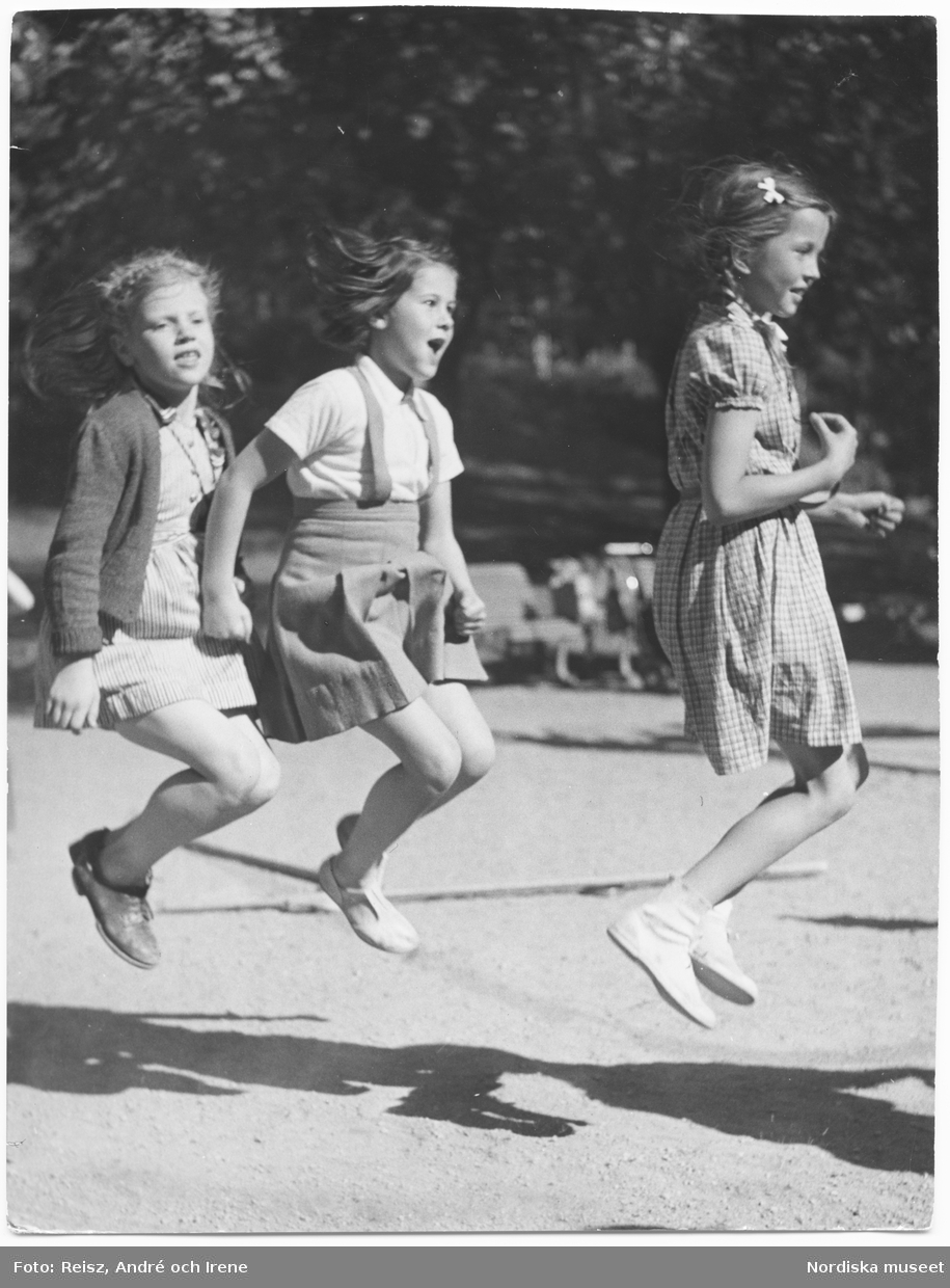 Tre flickor hoppar hoprep.