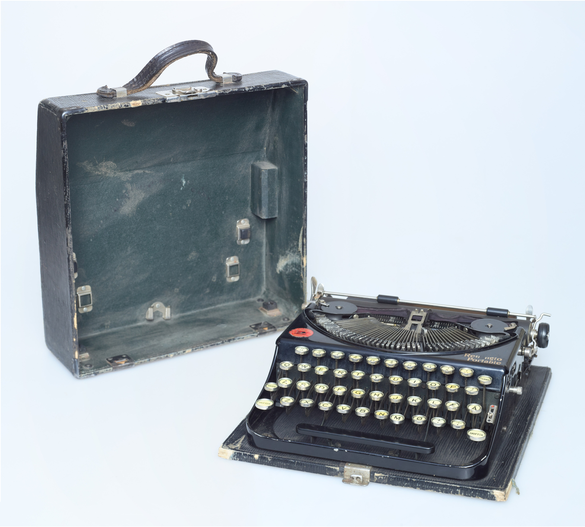 Skrivemaskin med koffert
