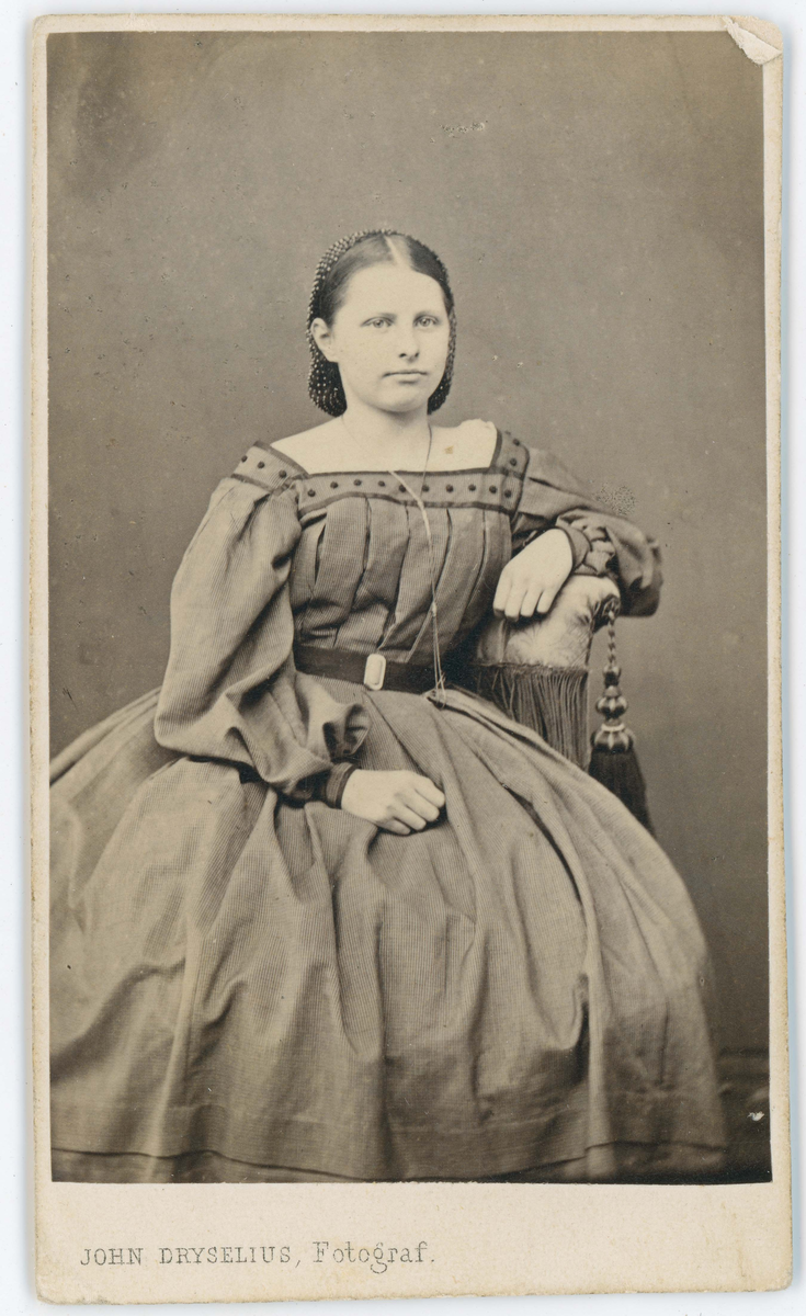 Porträtt på Fröken Tora Lindgren, Född 1851.