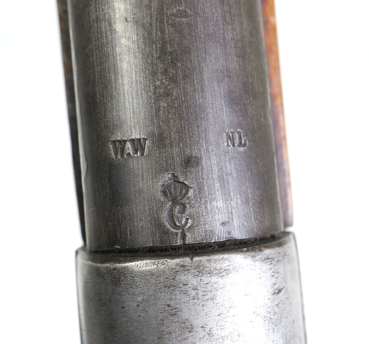 Armégevär med mekanism av typ Remington Rolling Block, med centralantändning. Kolven är av trä har en smal kolvhals och bakplåt av stål. Framstocken har tre band och är försedd med laddstocksränna och laddstock av stål. Det mellersta bandet har en bärremsbygel. Den andra bygeln är fästad i varbygelns främre del. På pipan sitter ett klaffsikte, och längts ut vid mynningen ett korn. Siktet har avståndsmarkeringar på sidorna. Ute vid mynningen finns även ett bajonettfäste på pipans högersida. Loppet är pluggat i patronläget med hjälp av en isvetsad plugg. Pipan är räfflad och har en innerdiameter på 12,7mm. 
Inskrivet i huvudkatalogen 1974.