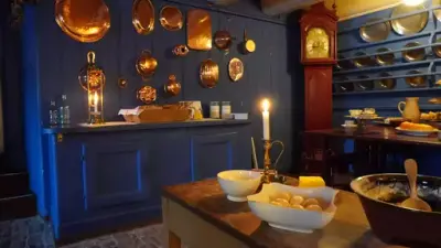 Et gammeldags, blåmalt kjøkken. 