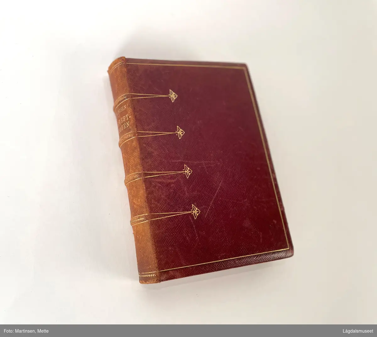 Roald Amundsens bok fra Gjøa-ekspedisjonen 1903-1907, med Finn Ristvedts navnetrekk.