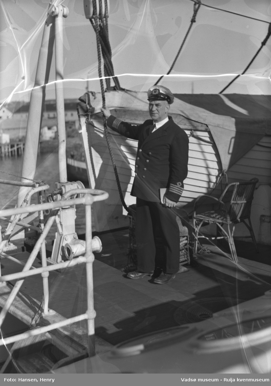 Vadsø 13 september 1951. Antatt fra DS Luna, bildet er tatt ved samme anledning som da DS Luna kjørte inn i dampskipskaia i Vadsø. 
