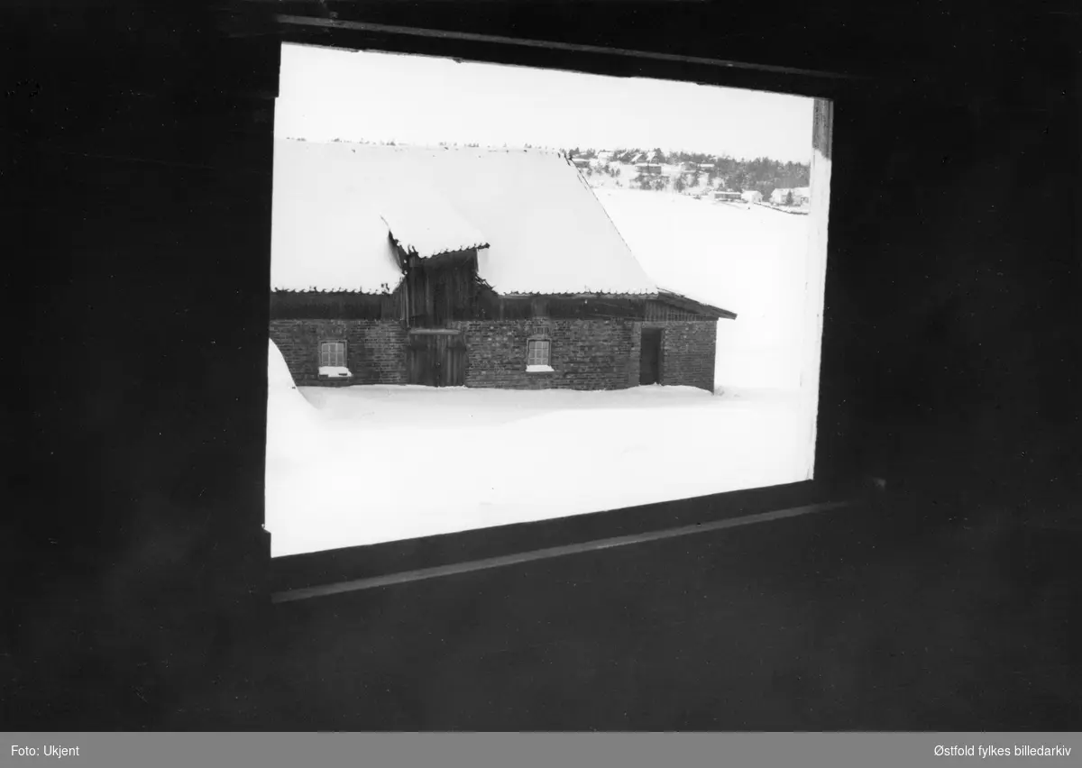 Gården Alvim nordre i Tune, fotografert februar 1977.
Fjøs  og låve bygd 1946., vinterlandskap.