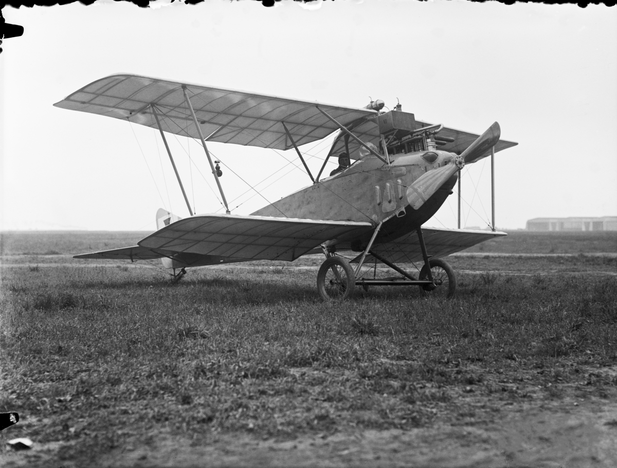 Flygaren Edmund Sparmann på förarplats i militärt flygplan Albatros tillhörande Österrike-Ungern, under första världskriget. Översiktsbild
