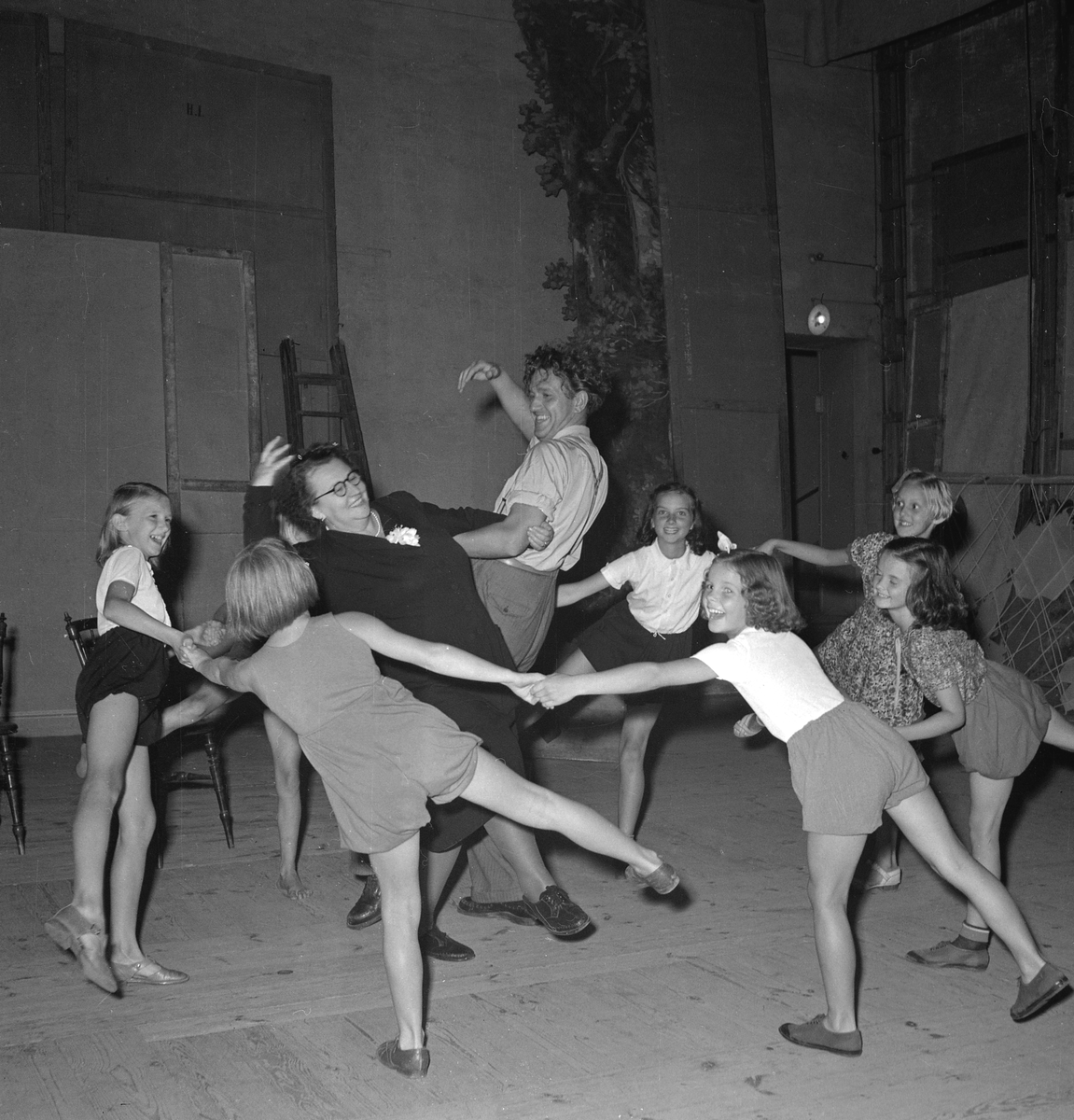 Repetitioner inför firandet av Barnens Dag i Linköping 1945.