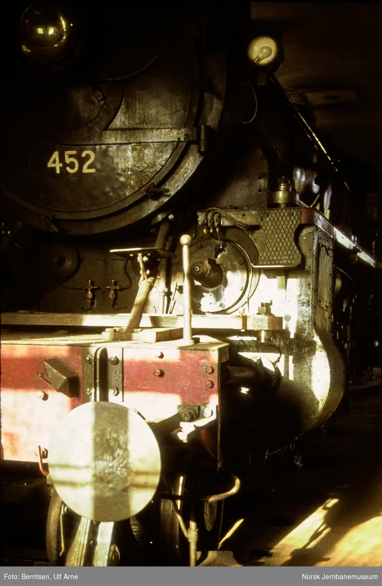 Damplokomotiv type 31b nr. 452 i lokomotivstallen på Hamar stasjon