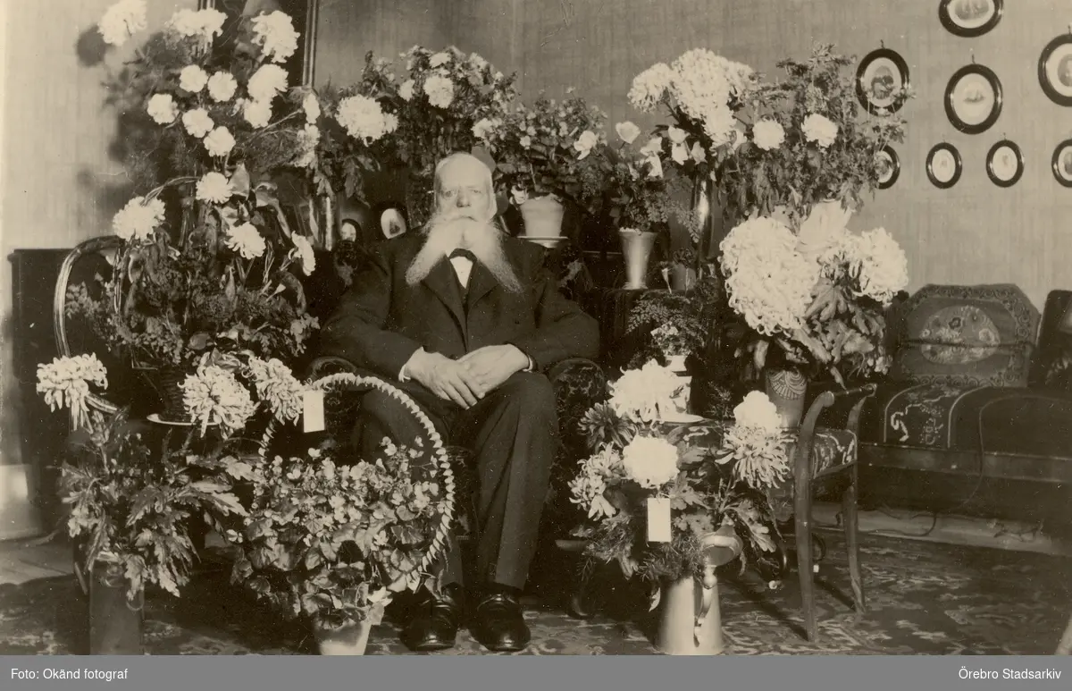 Blomsteruppvaktning för 85-åring

Axel Larsson (född 1850)
