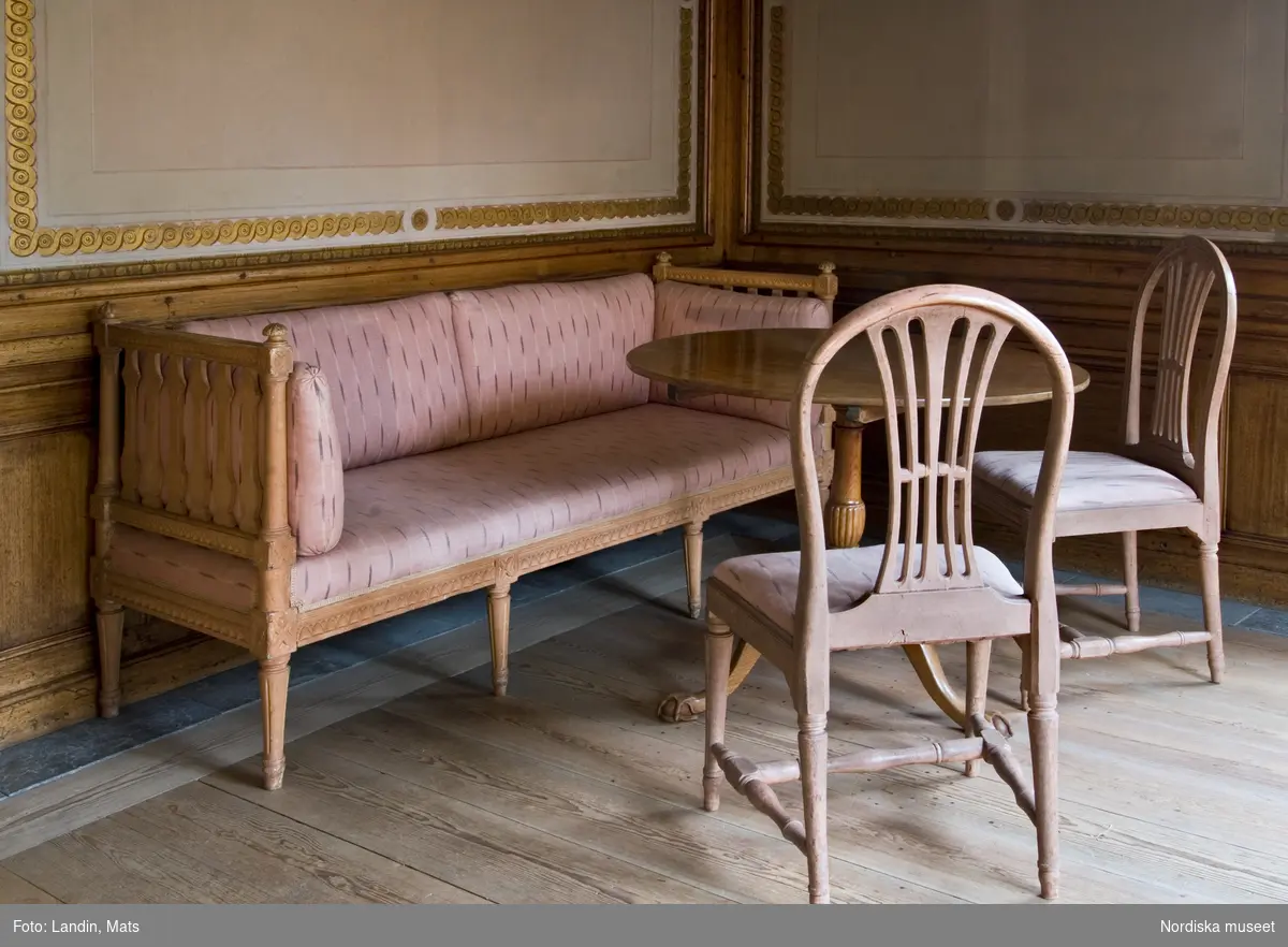 Interiör från kafferummet i Tottieska malmgården på Skansen. Här ses gustavianska möbler, soffa och stolar, samt Stolmakarämbetets sigill som återfinns på stolarna.