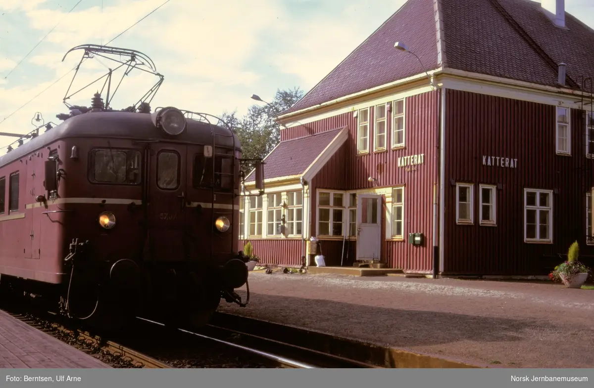 Elektrisk motorvogn BM 67 07 med lokaltog til Bjørnfjell på Katterat stasjon