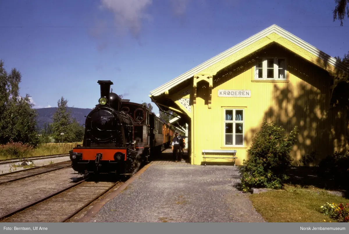 Norsk Hydros damplokomotiv M2 "Menstad" med ekstratog for filminnspilling på Krøderen stasjon