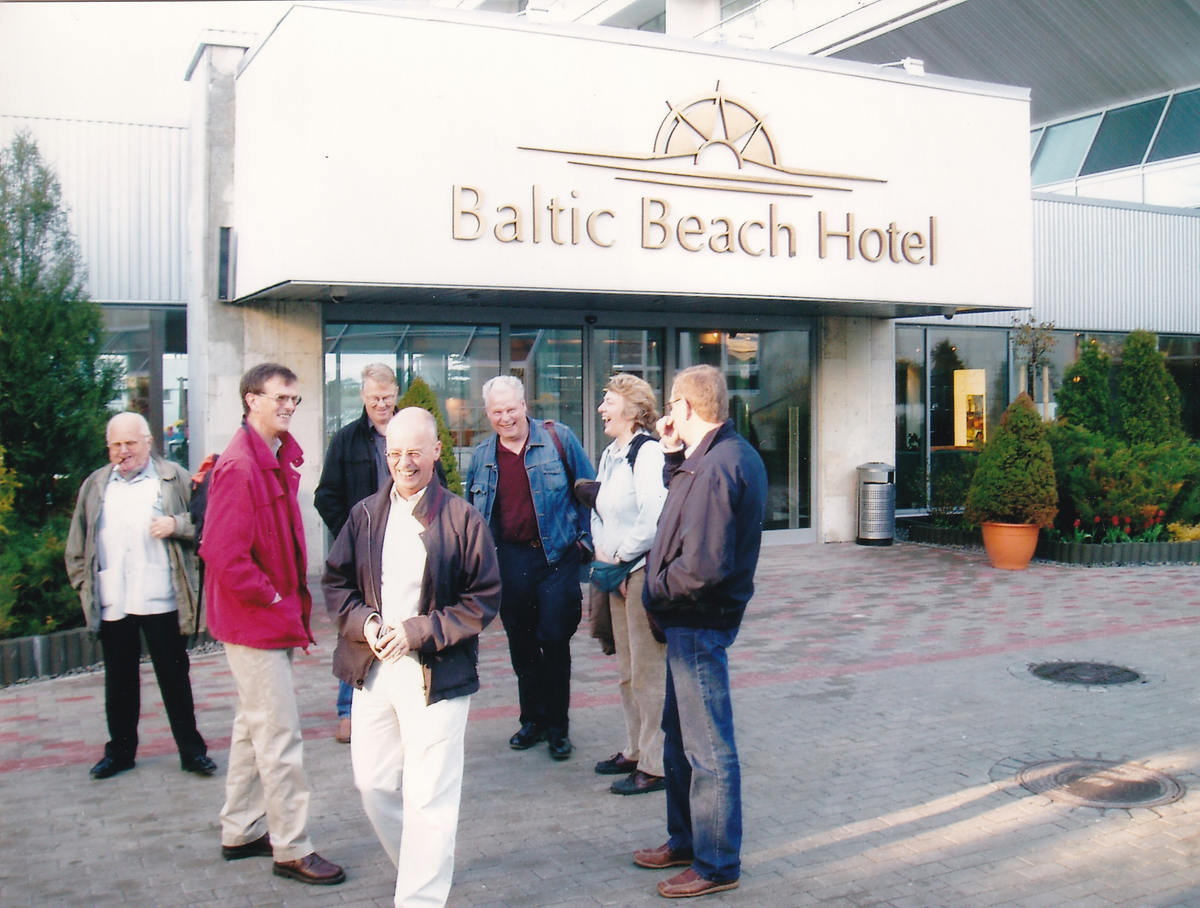 Gunnar Wahlström, Curt Carlsson, Östen Kvarnlöf, Claes Henrikson, Åke Samuelsson Dristig, Maria Brunsson och Bo Söderqvist väntar på bussen utanför hotellet i Jurmala. Resa till Baltikum med P 4 kamratförening i maj 2005.