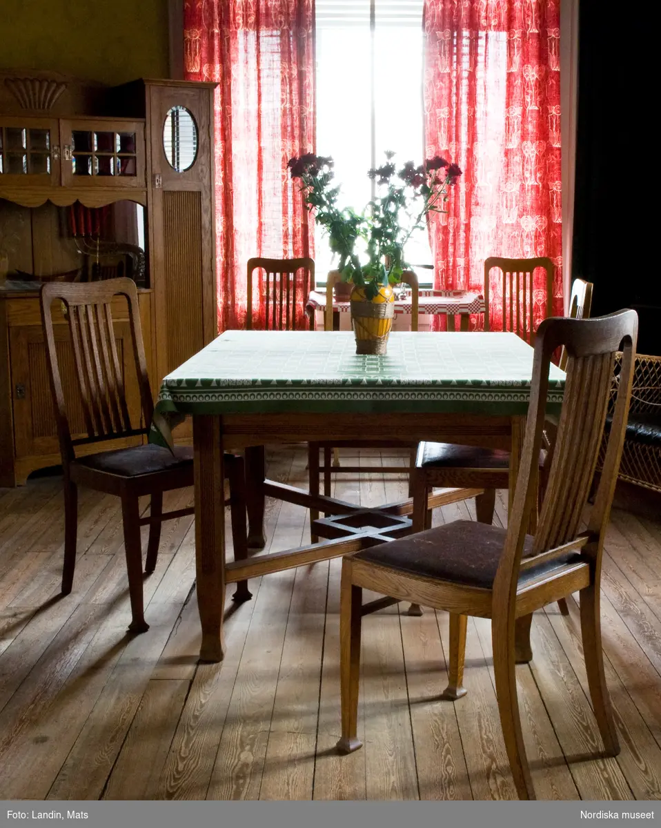 August Strindbergs matsal i Blå tornet, hans bostad på Drottninggatan, har tidstypiska drag. Salsbordet av ek inköptes i november 1908 hos John Laurents Möbelaffär i Stockholm, stolarna på Bodafors Möbelfabrikers nederlag.