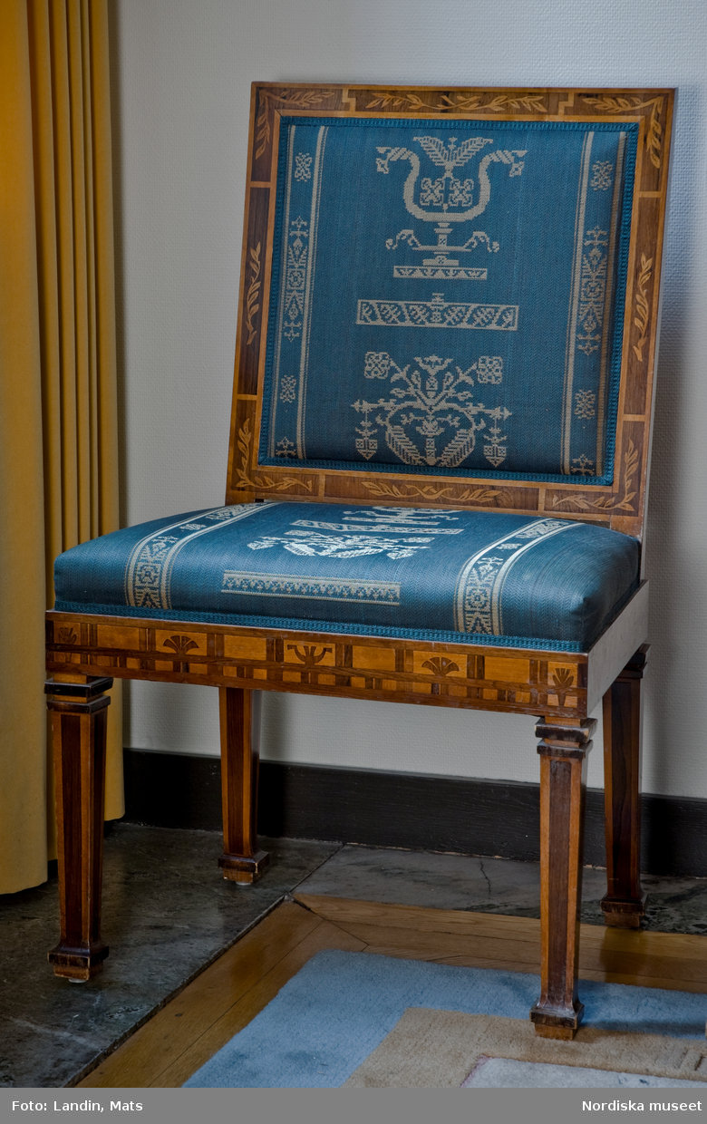 De strama och eleganta möblerna ritade Carl Malmsten till ett väntrum i Tändstickspalatset i Stockholm. För sekreteraren skapades en pulpet med intarsiadekor i form av ett fyrfat.