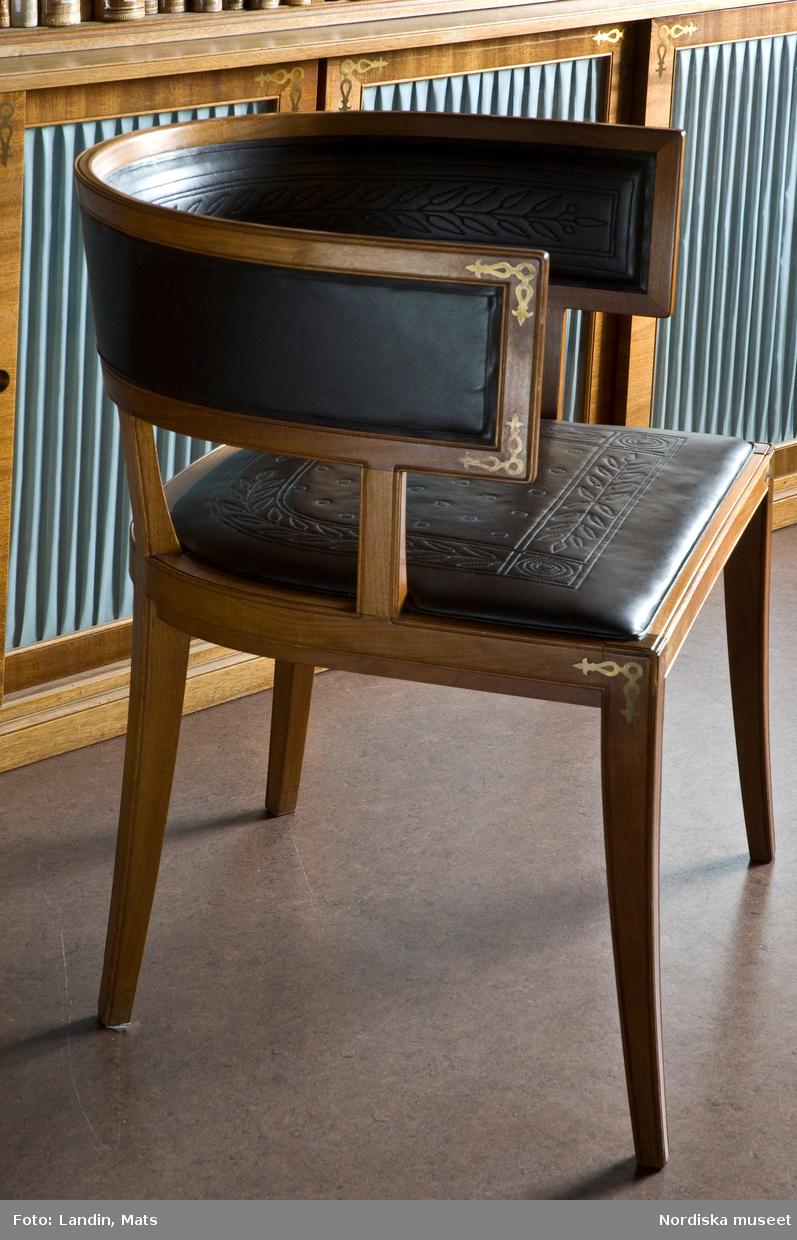 Karmstol och soffa för stadsbibliotekariens sammanträdesrum i Stockholms stadsbibliotek. Gunnar Asplunds karmstol utvecklades senare till en stol i läder och stålrör för Svenska slöjdföreningens styrelserum.