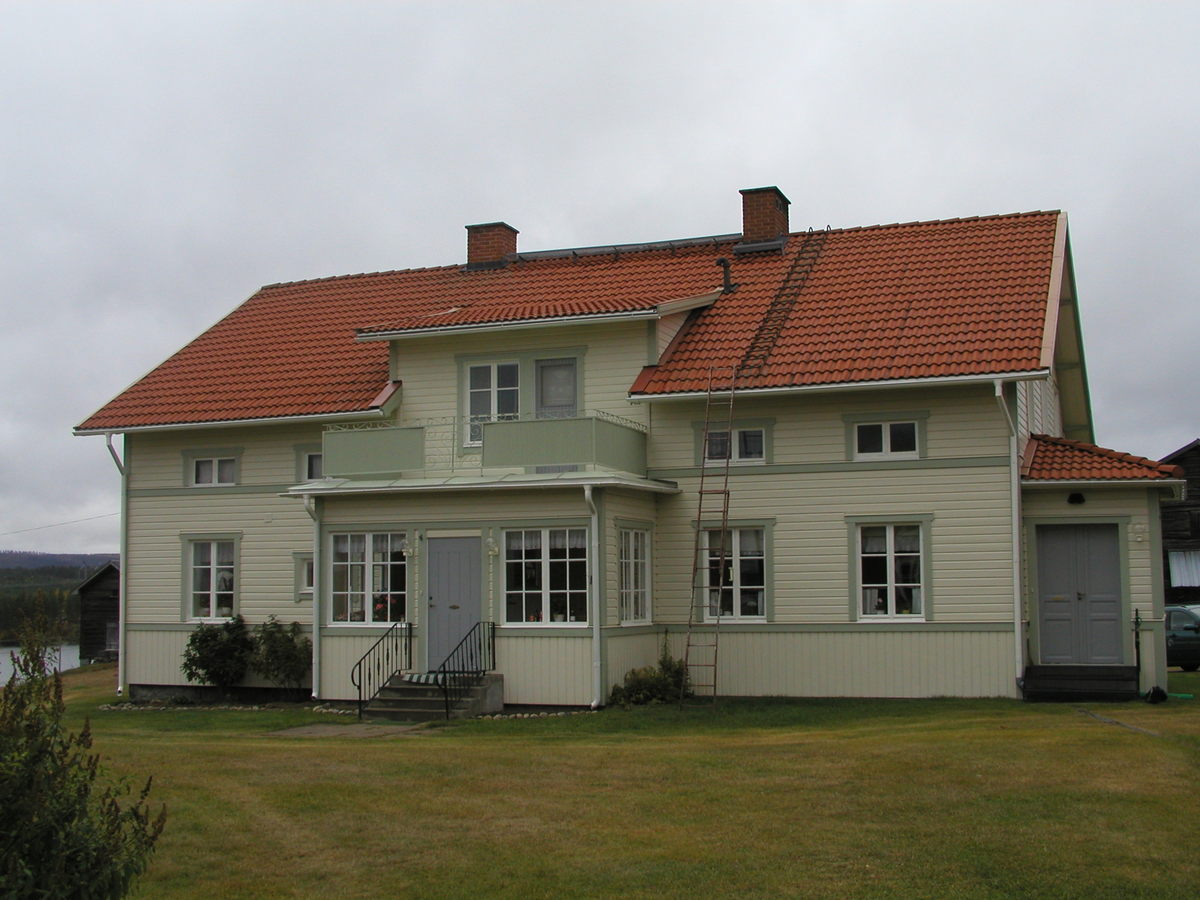 Foto i samband med besiktning av gården "Västigårn", Huskölen, Ytterhogdals socken. Mangårdsbyggnad.