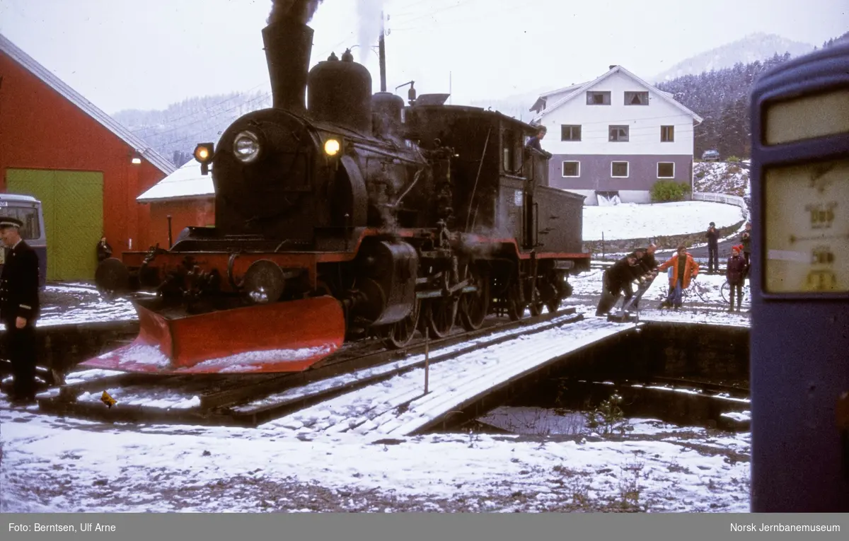 Damplokomotiv 21b nr. 252 på svingskiven på Rødberg stasjon