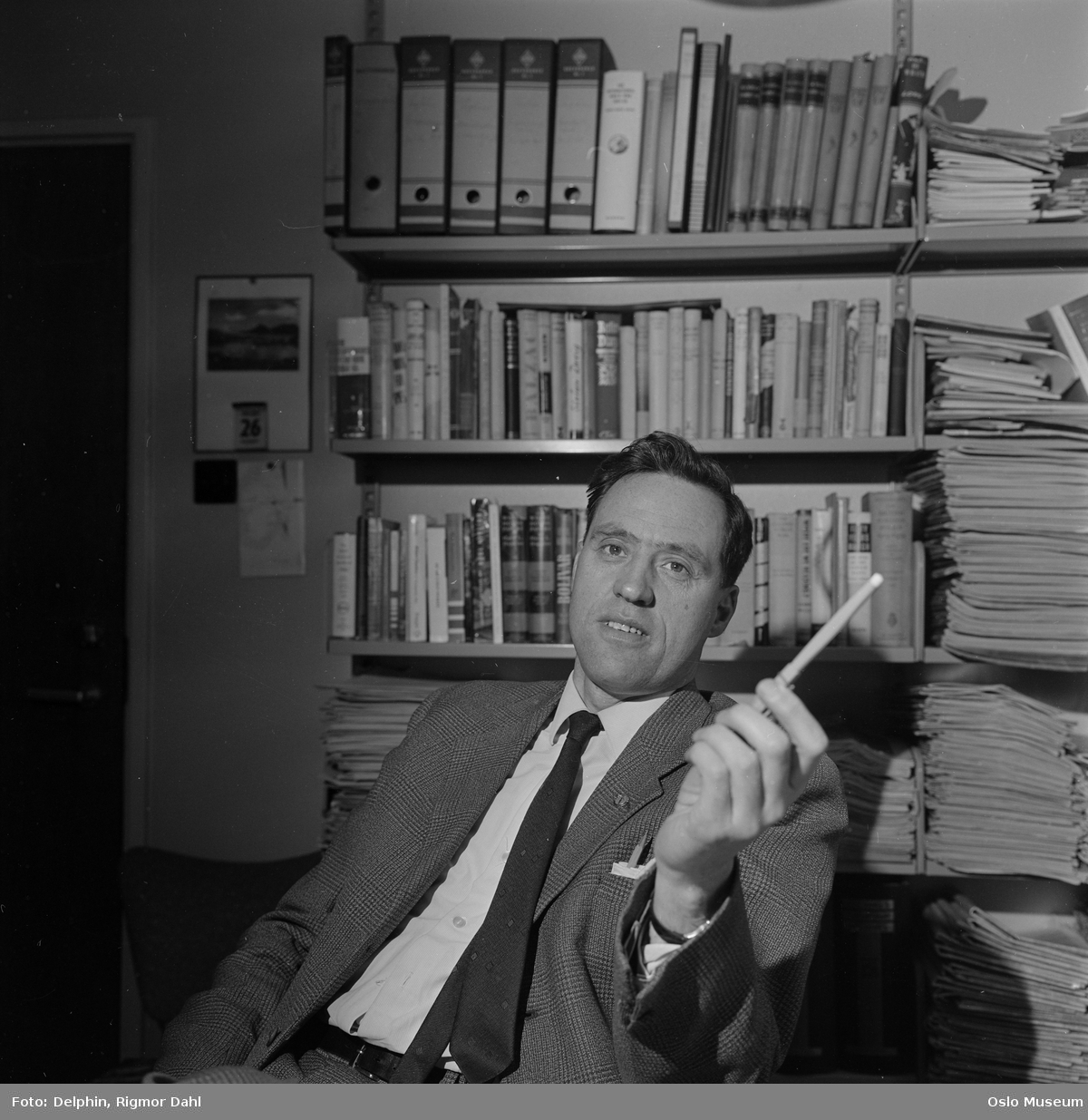 Norsk rikskringkasting, interiør, kontor, mann, utenriksredaktør, sittende halvfigur ved skrivebord