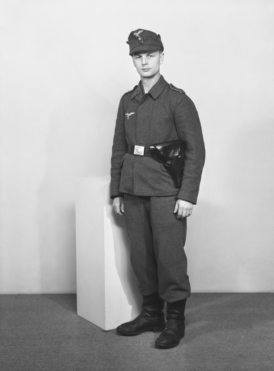 Portrett av tysk soldat. Bestillers navn: Gefr. Heltzner. Luftwaffe. 
6 postkort. "med revolver"