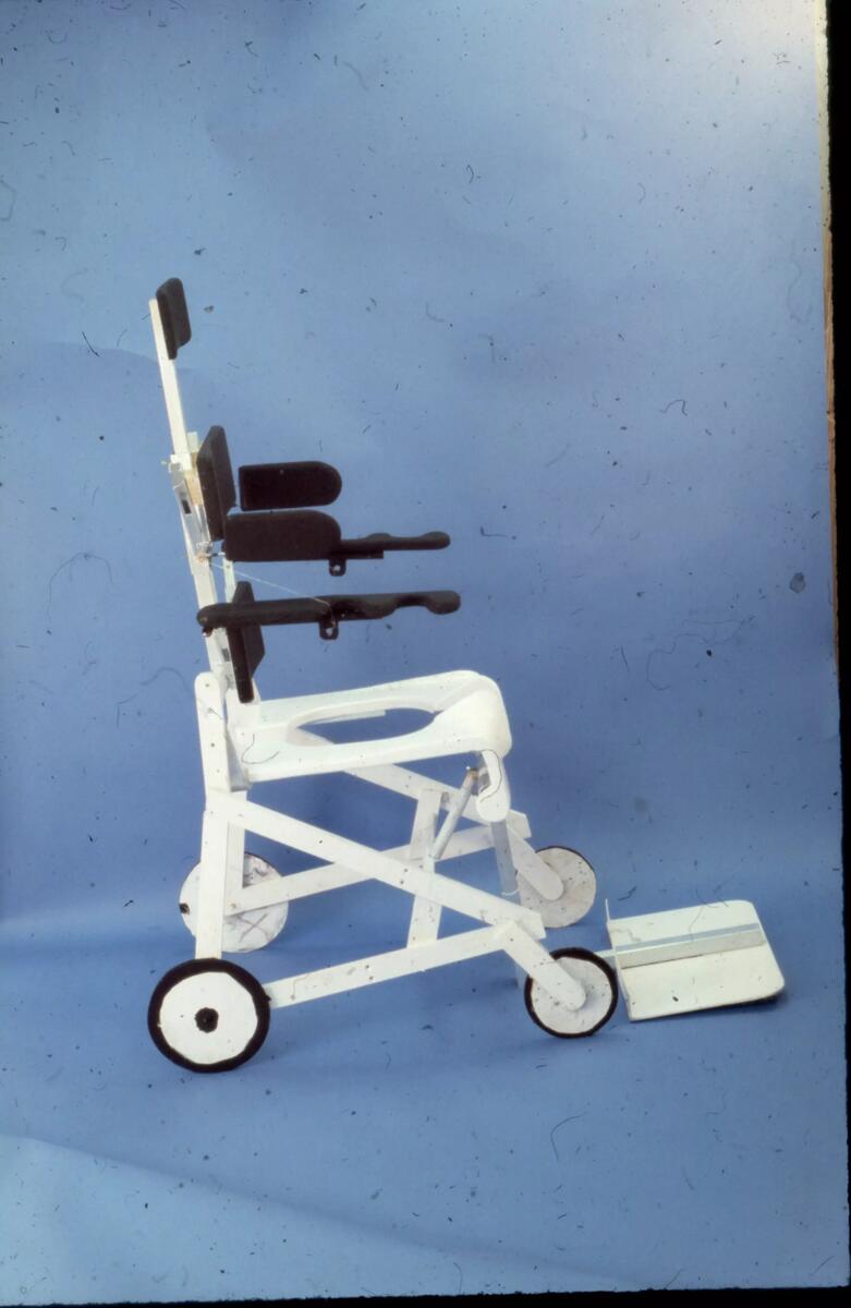Tripp, toa/duschstol för rörelsehindrade barn och ungdomar. Principmodell i trä. Första fungerande modell i metall och plast. Utförande nummer två, prototyp och färdig modell.
