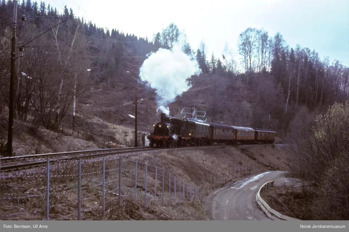 Damplokomotiv 21b nr. 252 med chartertog mellom Hval og Viul på Roa-Hønefossbanen