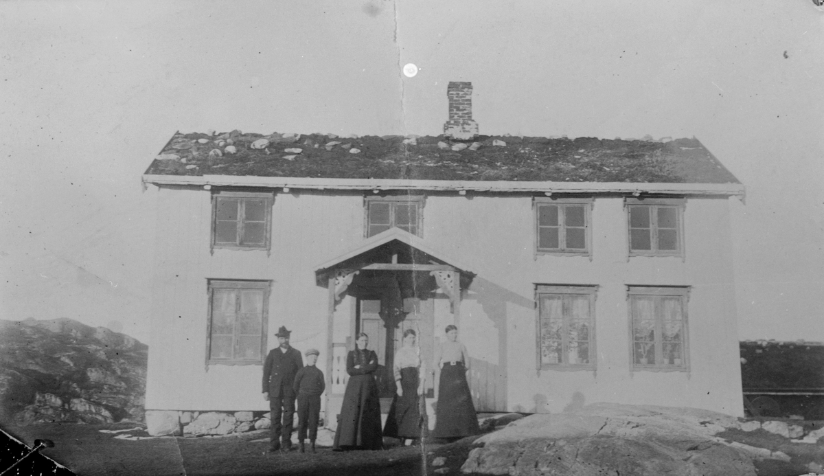 Familien Henriksø foran huset på Henriksøya, Kvenvær, Hitra.