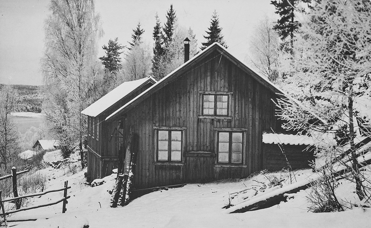 Stange, Espa, Holms snekkerverksted etablert i 1909 av snekkermester Johan Holm, gift med Johanne Holm. Sønnen snekkermester Karl Holm født 1884 gift med Helga Skogsrud tok senere over verkstedet.
Snekkerverkstedet brant ned 7. januar 1955, ble bygd opp igjen og i 1960 kjøpte Einar Johansen stedet.