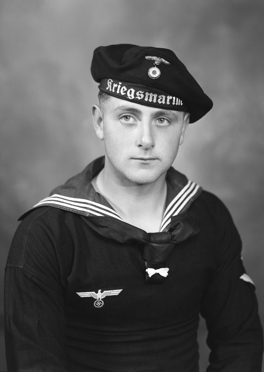 Portrett av tysk soldat.  Bestillers navn: Gefreiter Santem. Kriegsmarine. 6 postkort.
