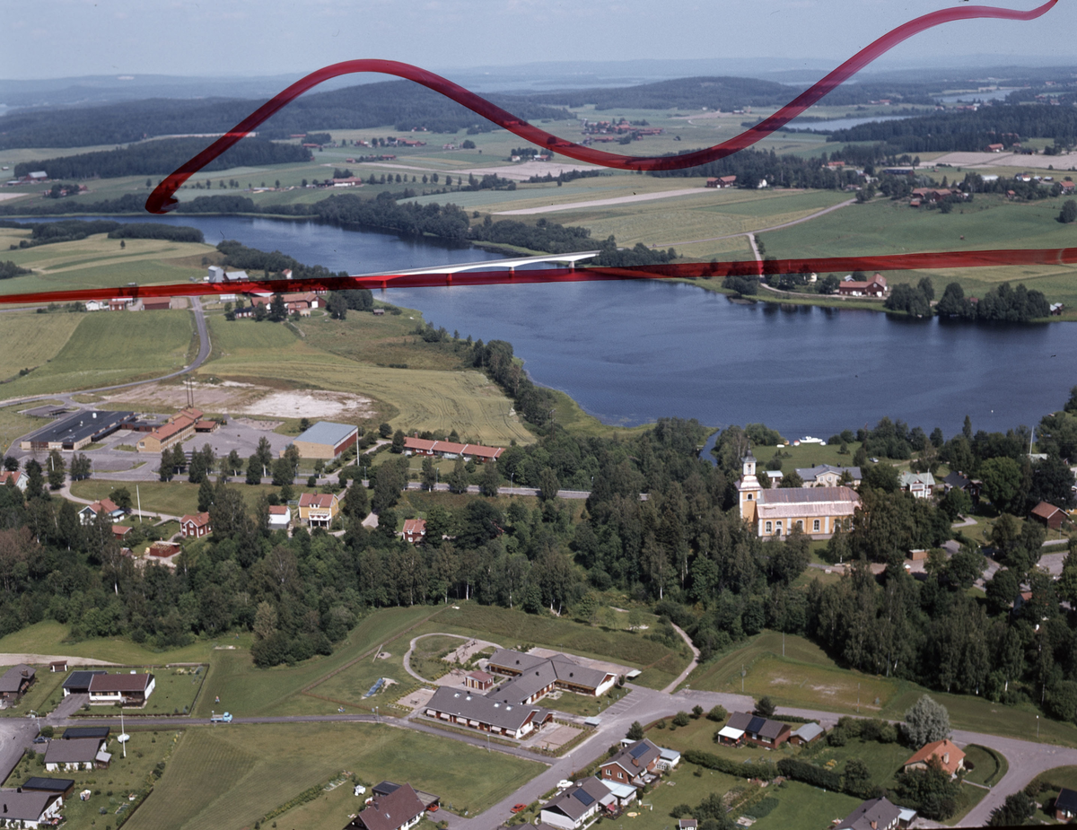Flygfoto över Gustafs bebyggelse och kyrka 1980. - Dalarnas museum ...