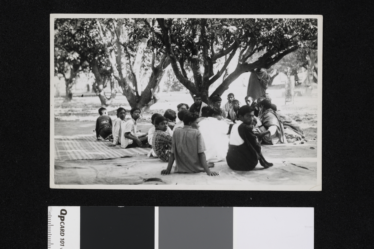 Elever ved Rabindranath Tagores skole. Fotografier tatt i forbindelse med Elisabeth Meyers reise til India 1932-33.