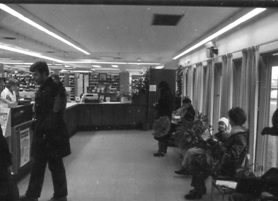 Apoteket Svalan, baracken på Öster strax före flyttningen till Nyhems torg, mars 1983.