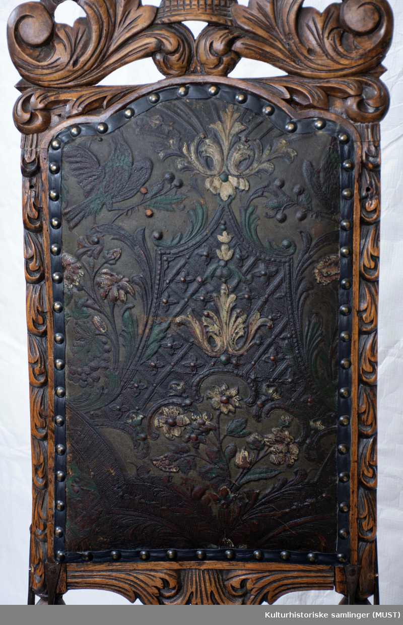 Barokkstol av ask med høy rygg, akantus, blomsterurner og gyllenlær.
