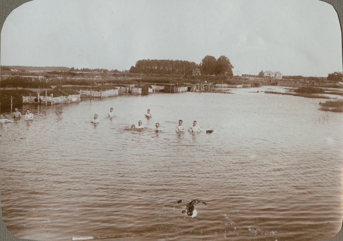 Text i fotoalbum: "Sommaren 1916. Vid öfversvämning badas bakom skyttegrafven, tills några ryska skrappnells gör slut på nöjet."