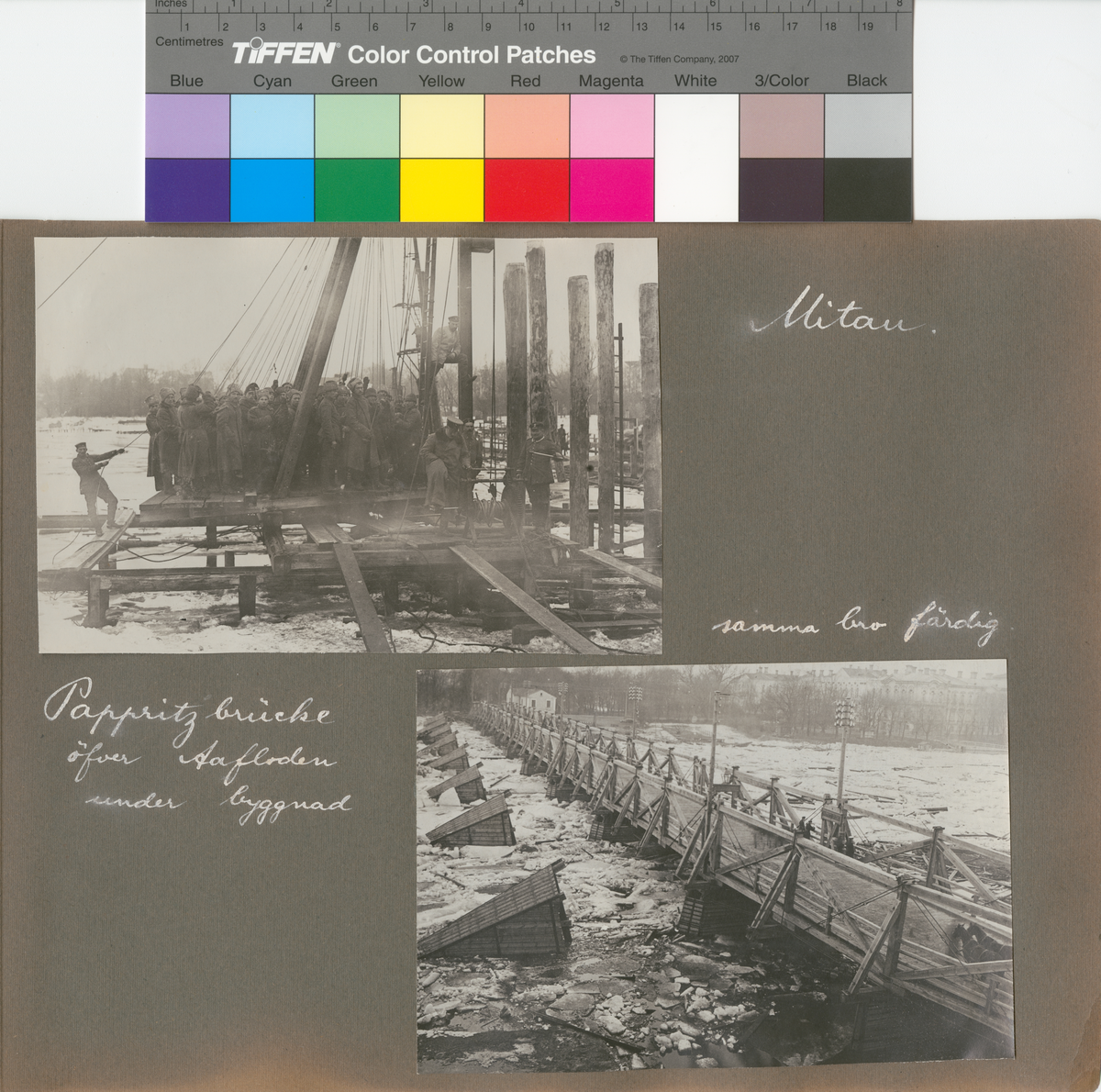 Text i fotoalbum: "Mitau. Pappritzbrücke öfver Aafloden (idag Lielupe) under byggnad"