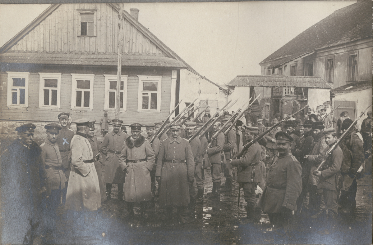 Text i fotoalbum: "Mars 1918. Tillfånga tagna bolseviker."