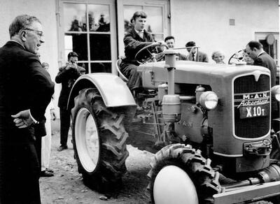 Kunglig glans över traktorkursen, 1955