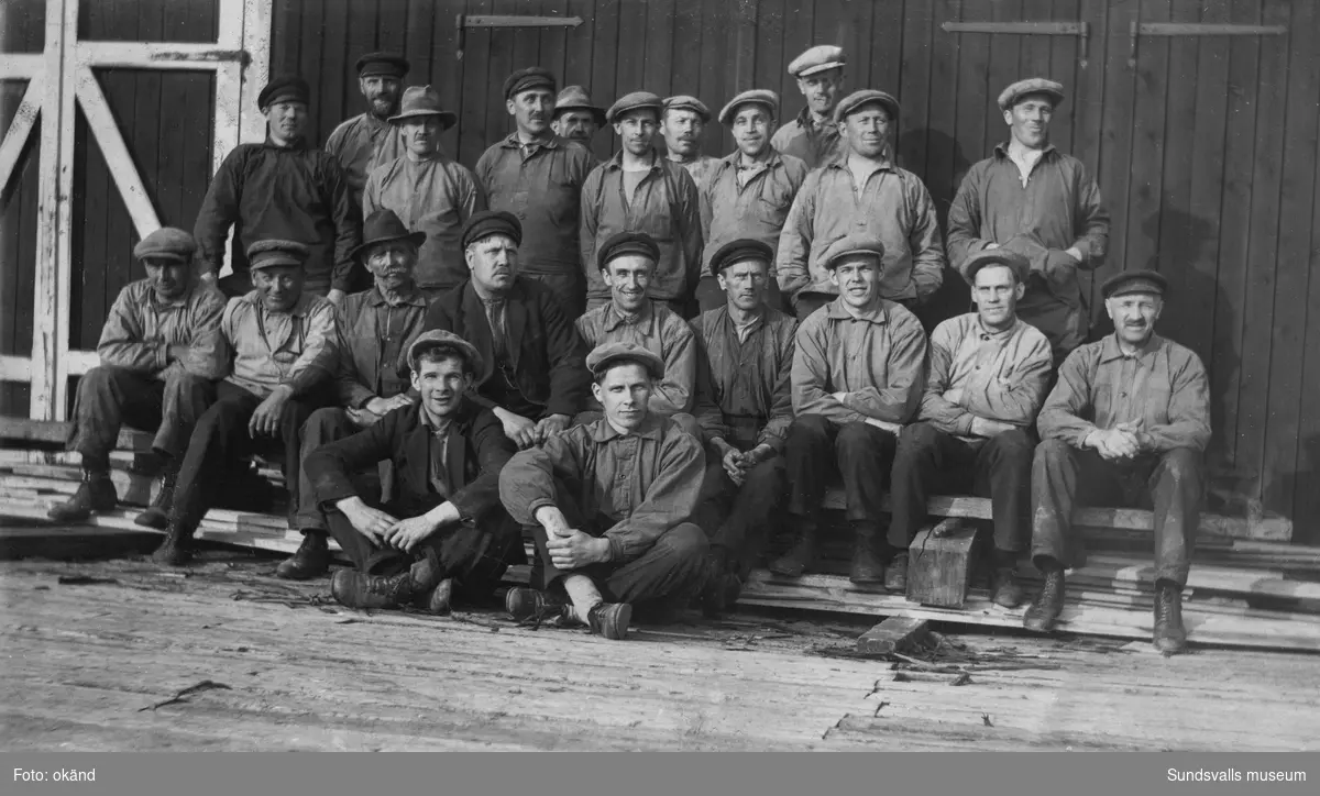 Gruppfoto med ett arbetslag, möjligen på ett sågverk. Ur Anders Nylanders samling.