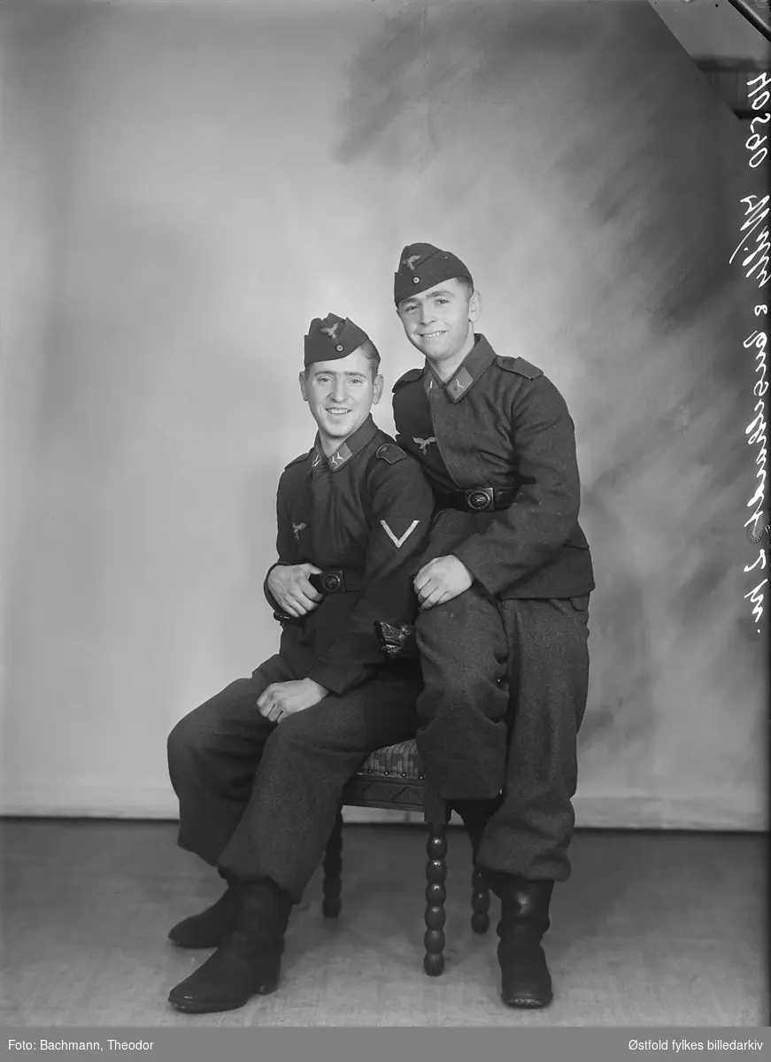 Portrett av to tyske soldater i uniform. Bestillers navn: Willy og Enghart, eller Willy Enghart. Luftwaffe.