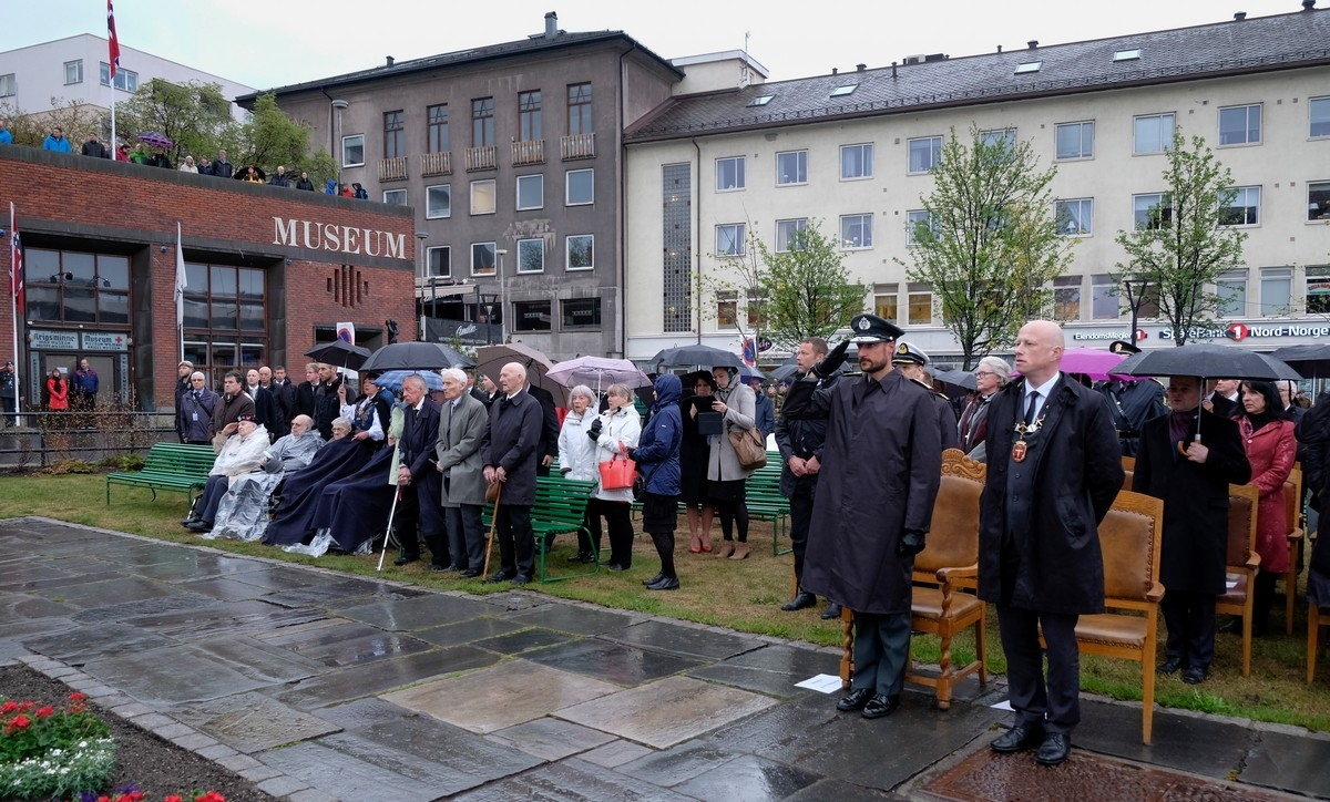 28. mai 2015, 75 års minnemarkering av frigjøringen av Narvik under andre verdenskrig. Del 1: Åpningsseremoni ved Frihetsmonumentet på Narvik torg. Foto: Harald Harnang.