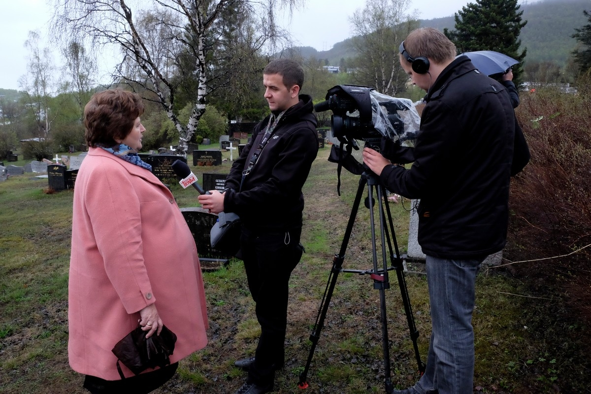28. mai 2015, 75 års minnemarkering av frigjøringen av Narvik under andre verdenskrig. Del 3: Bekransning på Narvik nye gravlund. Polsk fjernsyn intevjuer polsk minister. Det ble lagt ned krans på alle gravstedene.
