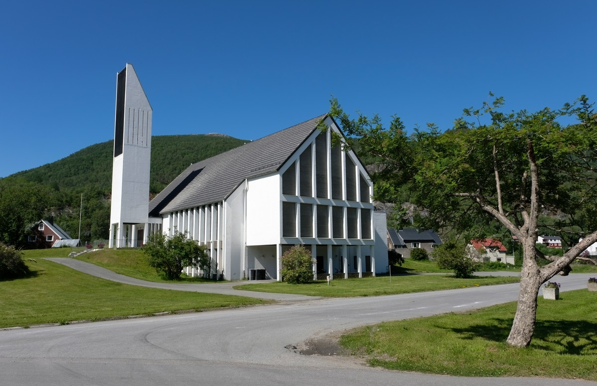 Kjøpsvik kirke. Bilde tatt i Kjøpsvik, 1. juli 2021. Foto: Harald Harnang.