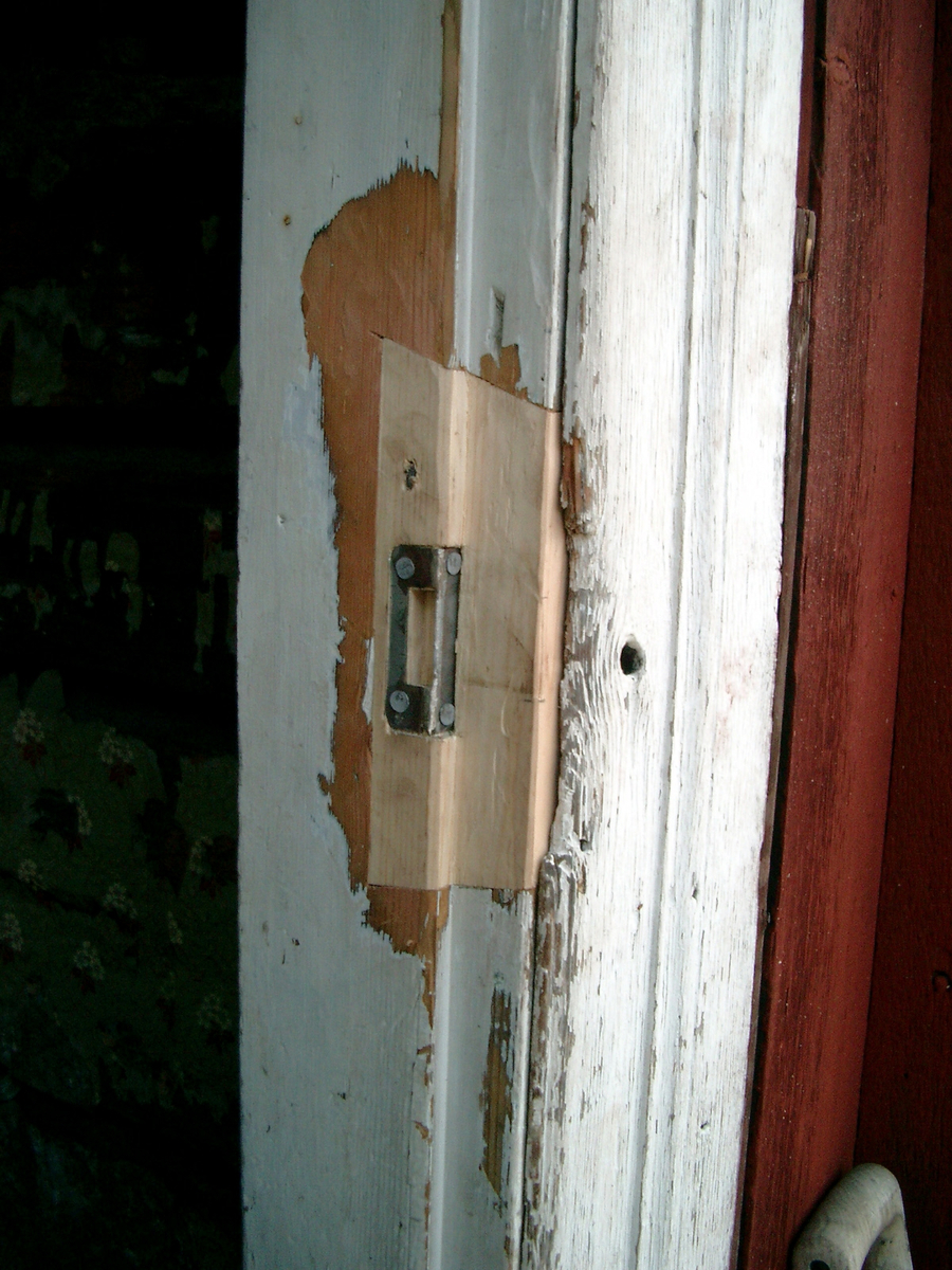 Bryggstugan vid Stocksbo 3:7. Lagning i dörrkarmen, dörren till stugan.