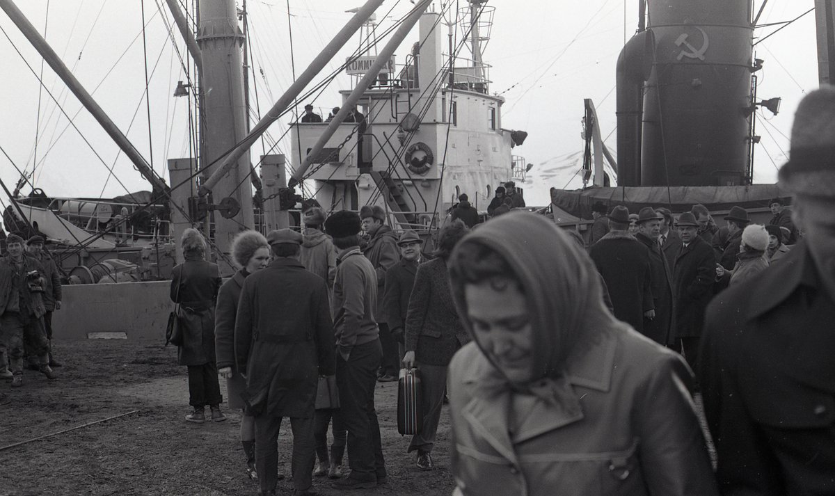 Norske gjester ankommer Barentsburg for å delta i kulturutveksling. Skipet "Kommunar" i bakgrunnen. 